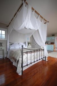 Postel nebo postele na pokoji v ubytování Freshwaterfarm Cottages - Muriwai