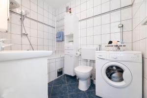 uma casa de banho branca com uma máquina de lavar roupa e um WC em Apartment DORA Split em Split mais 18 fotografias