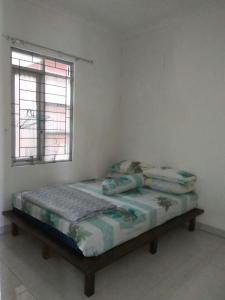 een bed in een kamer met twee kussens erop bij Homestay Pesona in Garut