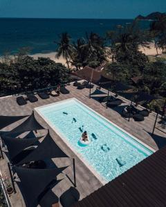 Výhled na bazén z ubytování Savage Hostel Koh Tao nebo okolí