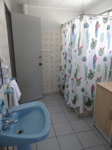 a bathroom with a blue sink and a shower curtain at Departamento acogedor en centro de San Fernando in San Fernando
