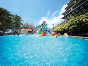 un toboggan au milieu d'une piscine dans l'établissement Resorts World Kijal, à Kijal