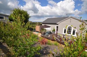 WaimaukuにあるFreshwaterfarm Cottages - Muriwaiの小さな白い家