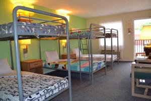 Postel nebo postele na pokoji v ubytování Cascades Inn + 37 fotografií