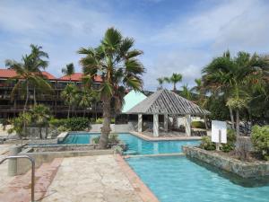 una piscina resort con cenador y palmeras en Luxury Beachfront - One Step to Sapphire Beach, en East End