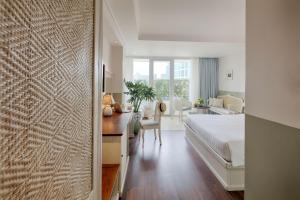 Postel nebo postele na pokoji v ubytování Au Lac Charner Hotel