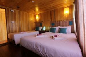 Giường trong phòng chung tại Secret Halong Cruise