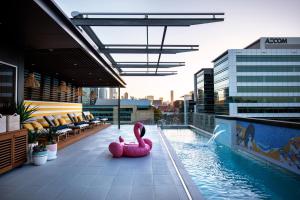 una piscina con un flamenco rosa en un edificio en Ovolo Brisbane Fortitude Valley, a Wyndham Hotel, en Brisbane
