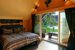 Tempat tidur dalam kamar di Laguna Beach House