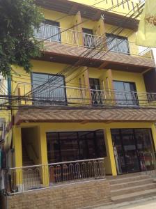 un edificio giallo con balconi e scale di Baan Mulan a Ko Samed