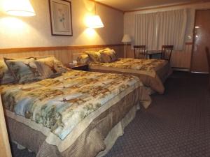una habitación de hotel con 2 camas en una habitación en Caboose Motel, en Libby