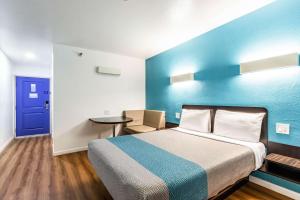 Кровать или кровати в номере Motel 6-Fountain Valley, CA - Huntington Beach Area
