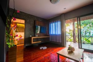 TV a/nebo společenská místnost v ubytování Chawlay Resort Koh Lipe