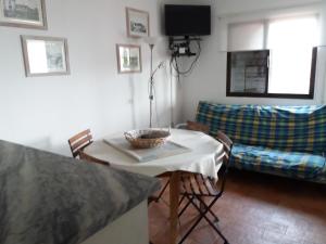 een woonkamer met een tafel en een bank bij Casa 61C -1º - Monte Fino - Monte Gordo in Vila Real de Santo António