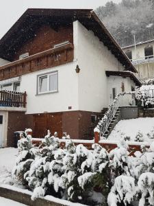 シュタンスにあるHaus Alpenblickの雪に覆われた庭