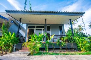 uma casa com um alpendre com plantas em frente em Chawlay Resort Koh Lipe em Koh Lipe