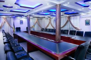 una sala de conferencias con una mesa larga y sillas en Red Sox Hotel Ltd, en Kampala