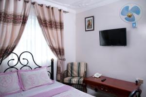 TV a/nebo společenská místnost v ubytování Red Sox Hotel Ltd