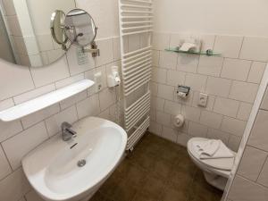 Ein Badezimmer in der Unterkunft Hotel Weisse Düne