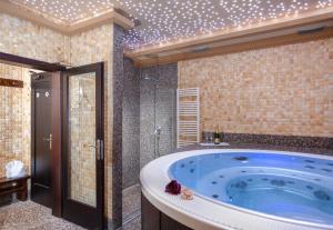 La salle de bains est pourvue d'une grande baignoire bleue. dans l'établissement Mountain Resort Ždiar - River, à Ždiar