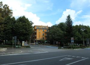 una calle vacía frente a un edificio amarillo en Hotel Universo, en Fiuggi