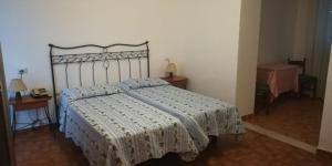 una camera da letto con un letto coperto di Hotel Universo a Fiuggi