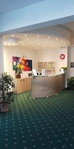lobby biurowe z recepcją i recepcją w obiekcie Hotel Universo w mieście Fiuggi