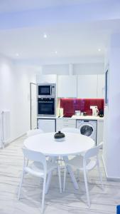 Kuchyň nebo kuchyňský kout v ubytování Central, Bright Apt in Athens near Metro