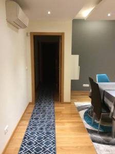 una sala da pranzo con tappeto blu sul pavimento di ADALBERTO NASCIMENTO LUXURY APARTA-HOSTEL At COLINAS DO CRUZEIRO a Odivelas
