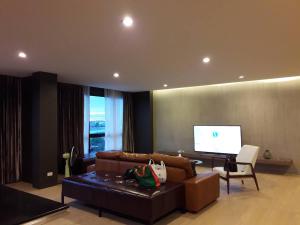 a living room with a couch and a flat screen tv at The Residence Thepkanjana in Ban Khlong Krathum Baen