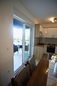 Kuchyňa alebo kuchynka v ubytovaní Apartman "Mary"