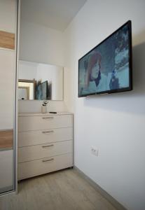 Televízia a/alebo spoločenská miestnosť v ubytovaní Apartman "Mary"
