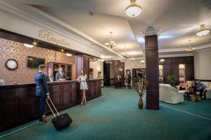 Magus Hotel في بايا ماري: رجل يقف عند بار في بهو الفندق