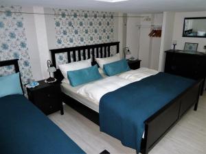 1 dormitorio con 1 cama grande con sábanas azules y blancas en Schedler 2 en Gerbrunn