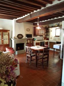 a kitchen and dining room with a table and chairs at Casa dell'Ermanna in Cortona