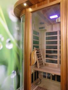 una sauna de madera con ventana en una habitación en Pension Kainzer Sölde en Velden