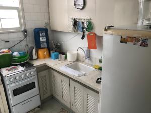 Кухня або міні-кухня у Ap da Sepé excelente localização
