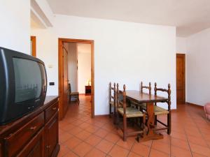 Televizorius ir (arba) pramogų centras apgyvendinimo įstaigoje Apartment Villa Morosi-1 by Interhome