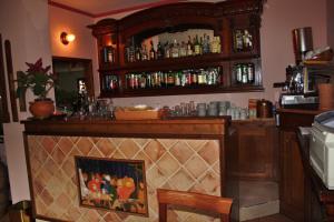 eine Bar in einem Zimmer mit Theke und Getränken in der Unterkunft Locanda Salimbeni in San Severino Marche