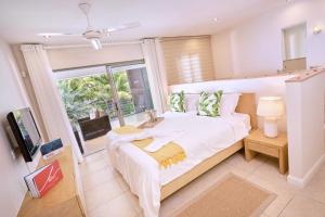 Postel nebo postele na pokoji v ubytování Bon Azur Beachfront Suites & Penthouses with LOV