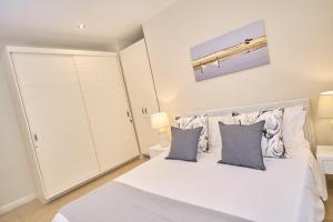 Postel nebo postele na pokoji v ubytování Bon Azur Beachfront Suites & Penthouses with LOV
