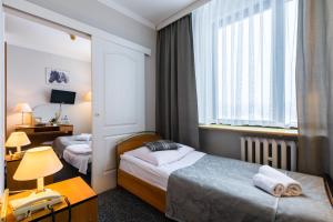 Postel nebo postele na pokoji v ubytování Hotel Helios 300m od Krupówek nowy BASEN od 12 lipca