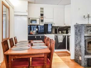 Kuchyň nebo kuchyňský kout v ubytování Holiday Home Karhunvartijan linna c17 by Interhome