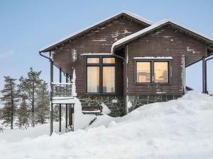 サーリセルカにあるHoliday Home Karhu a by Interhomeの雪の木造家屋