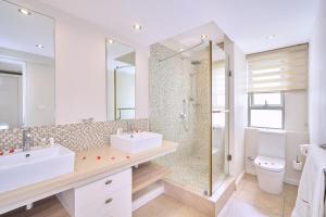 Koupelna v ubytování Bon Azur Beachfront Suites & Penthouses with LOV