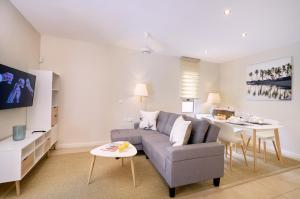 TV a/nebo společenská místnost v ubytování Bon Azur Beachfront Suites & Penthouses with LOV