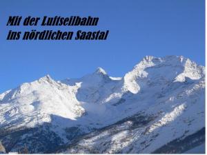 サースフェーにあるApartment Chalet Saasia by Interhomeの雪に覆われた山