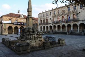 una estatua en medio de una plaza en una ciudad en Casa Bubi, en Soria