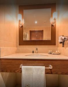 a bathroom with a sink and a mirror at TADJ EL MAOUADA in Sétif