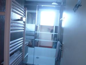 ein Badezimmer mit ebenerdiger Dusche und Fenster in der Unterkunft 18 Résidence Parc de la Dune in Lacanau + 22 Fotos